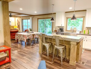 ثلاجة، ميكروويف، فرن، موقد طهي مسطح