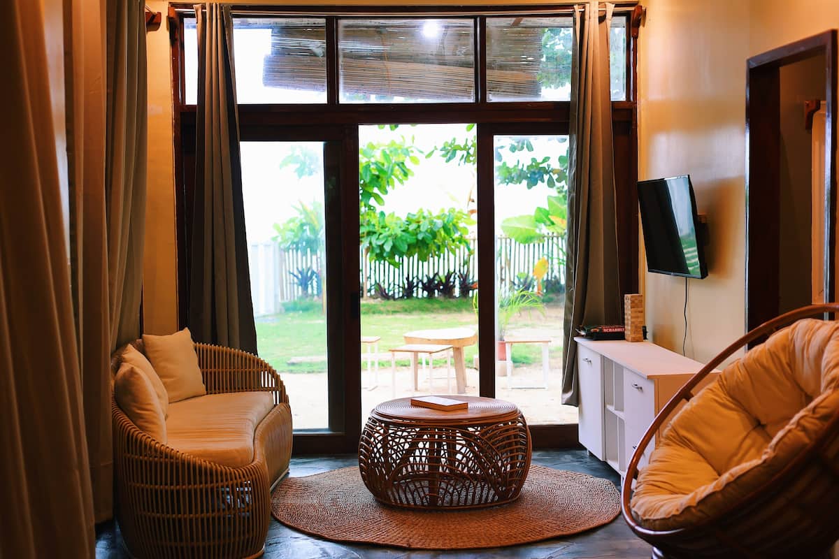 Villa familiare, 3 camere da letto, vista spiaggia, lato spiaggia (Three-Bedroom Beachfront Villa) | Area soggiorno | TV LED 37 pollici con canali satellitari, TV