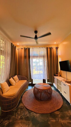 ファミリー ヴィラ 3 ベッドルーム ビーチビュー ビーチサイド (Three-Bedroom Beachfront Villa) | リビング エリア | 37 インチのLED テレビ (衛星放送視聴可)、テレビ