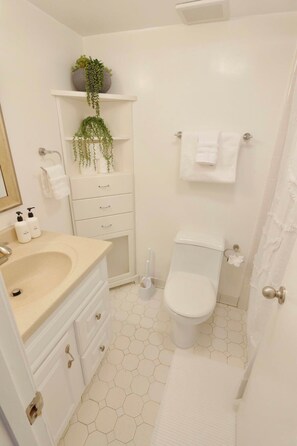 Bathtub, hair dryer, towels - Four Reasons- Location, Food, Night Life, Comfort (Washington)