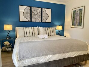 1 bedroom, desk, iron/ironing board, WiFi - Four Reasons- Location, Food, Night Life, Comfort (Washington)