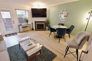TV, fireplace, offices - Four Reasons- Location, Food, Night Life, Comfort (Washington)