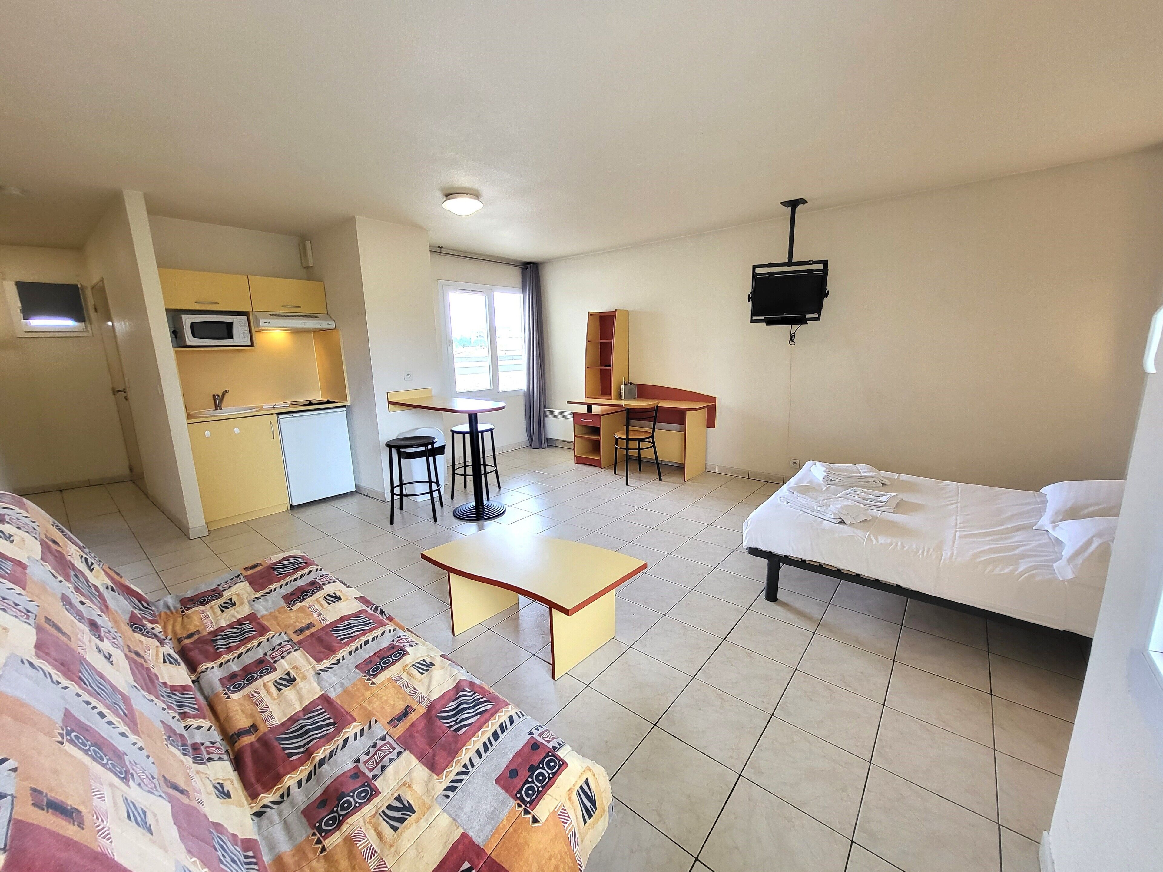 Apartment | Living area | 60-cm TV with digital channels