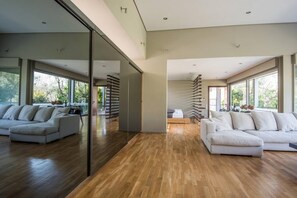 House | 1 bedroom, desk