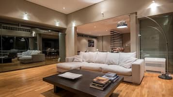 House | 1 bedroom, desk