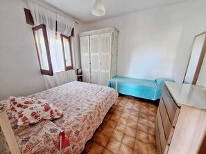 2 bedrooms, free WiFi, bed sheets - Cilento Holiday Apartment with Private Garden and Parking, Close to the Beach (Montecorice)