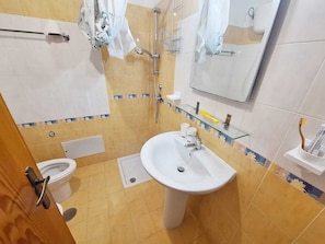 Shower, bidet, towels, soap - Cilento Holiday Apartment with Private Garden and Parking, Close to the Beach (Montecorice)