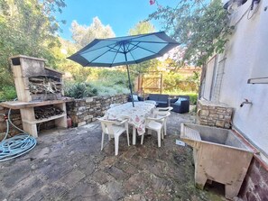 Outdoor dining - Cilento Holiday Apartment with Private Garden and Parking, Close to the Beach (Montecorice)