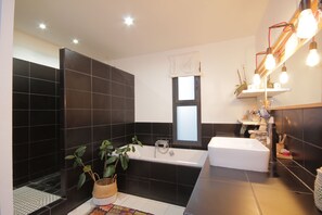 Douche, sèche-cheveux, serviettes fournies, savon