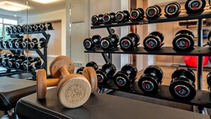 A gym with various weights and exercise equipment, including dumbbells and a bench. - stuub hinterzarten (Breitnau)