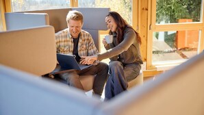 Two people sitting on a couch, one using a laptop. - stuub hinterzarten (Breitnau)