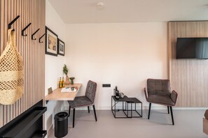 Quarto casal luxo, sacada | Roupas de cama antialérgicas, Wi-Fi de cortesia