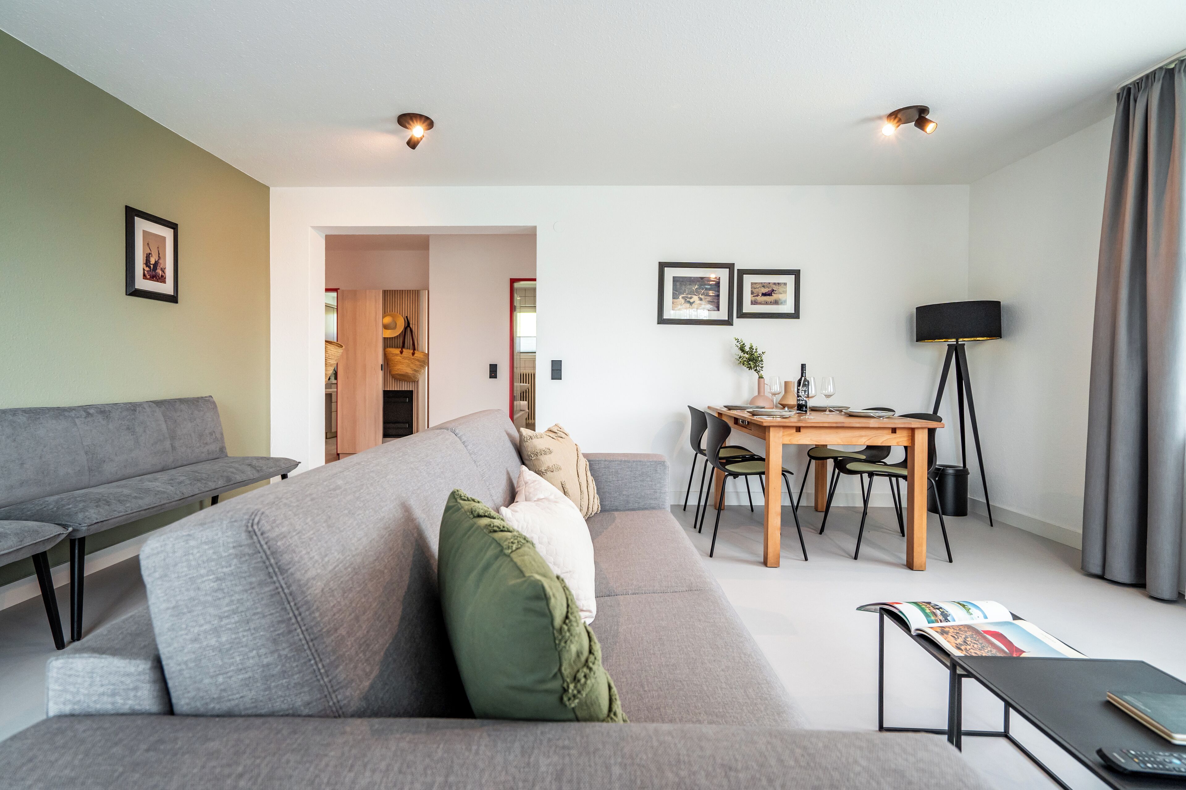 Superior-Apartment, Balkon | Wohnbereich | 40-Zoll-Fernseher mit Satellitenempfang