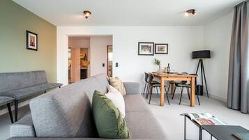 Superior-Apartment, Balkon | Wohnbereich | 40-Zoll-Fernseher mit Satellitenempfang