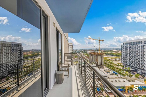 Modern 1BD in Downtown Doral | Gym & Sauna