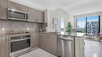 Refrigerador, microondas, horno y parrilla de estufa