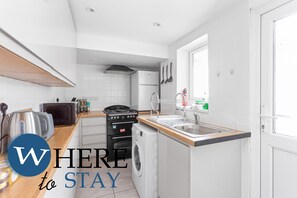 Design Apartment, Private Bathroom | Shared kitchen - Entire Modern House City Center (Barrow-in-Furness)