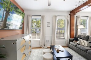 TV, tavolo da calcetto, studio