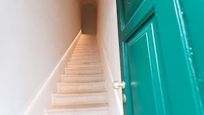 A staircase leading to a teal door. - Viasarnelli72 b&b (Polignano a Mare)