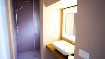 Tripla Standard | Bagno | Set di cortesia gratuito, asciugacapelli, accappatoio, pantofole