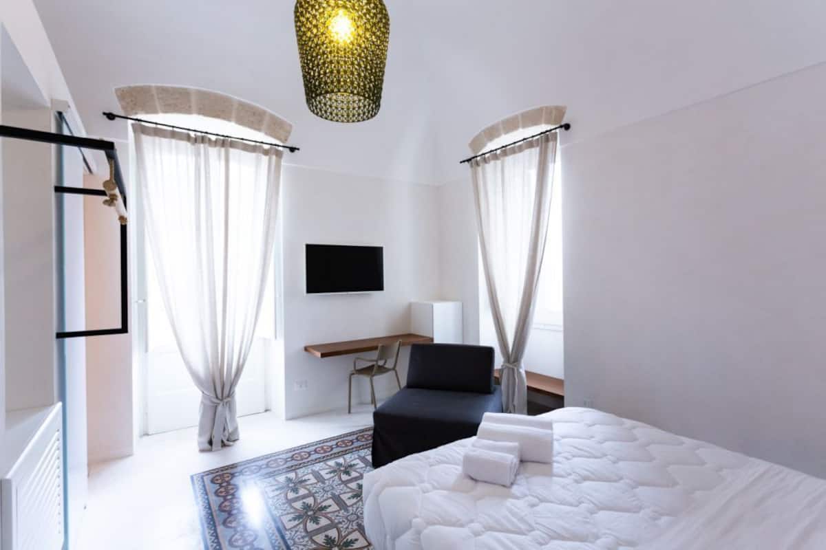 Standard trippelrum | Minibar, värdeförvaringsskåp på rummet, skrivbord och ljudisolering