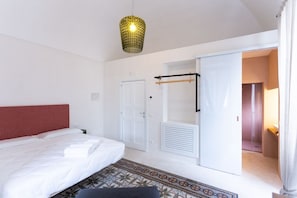 Standard trippelrum | Minibar, värdeförvaringsskåp på rummet, skrivbord och ljudisolering
