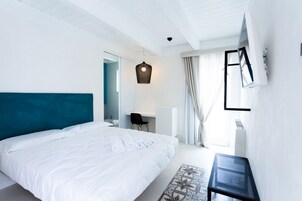 Standard Double Room | Minibar, in-room safe, desk, soundproofing