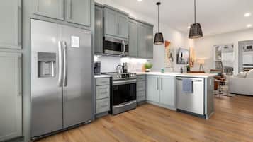 Kühlschrank, Mikrowelle, Ofen, Herdplatte