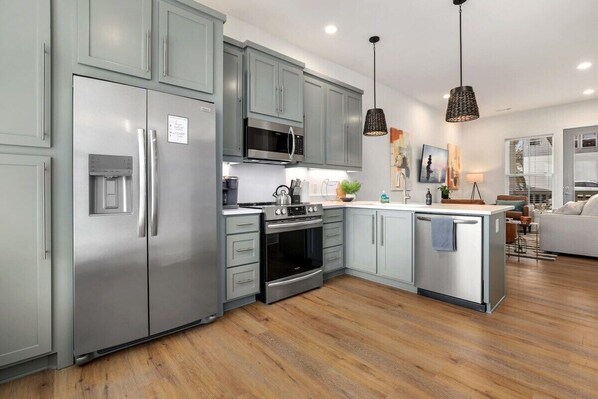 Geladeira, micro-ondas, fogão, cooktop