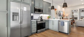 Townhouse On The Hill - Walkable to DT