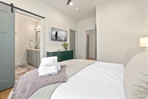 2 bedrooms, iron/ironing board, WiFi - Townhouse On The Hill - Walkable to DT (Fayetteville)