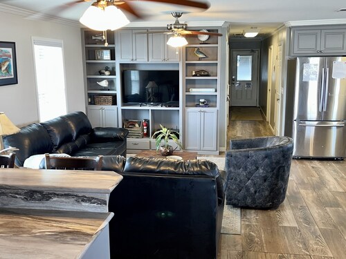 The Pearl - Beautiful, renovated Houseboat in Venice Marina! 