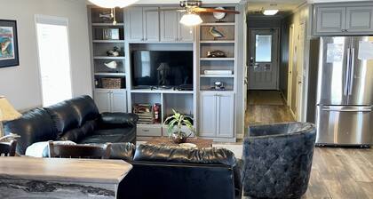 The Pearl - Beautiful, renovated Houseboat in Venice Marina!