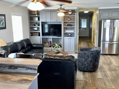 The Pearl - Beautiful, renovated Houseboat in Venice Marina! 