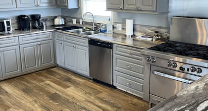 The Pearl - Beautiful, renovated Houseboat in Venice Marina!