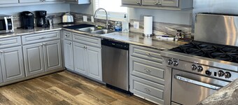The Pearl - Beautiful, renovated Houseboat in Venice Marina!