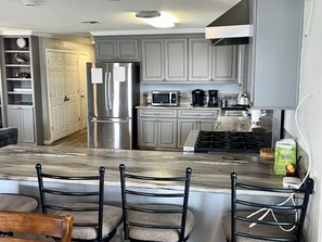 Jääkaappi, mikroaaltouuni, uuni, liesi