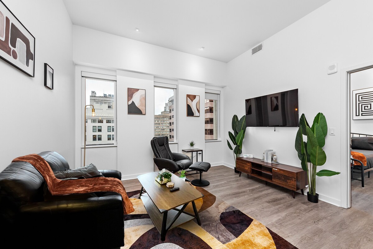 Luxury Downtown KC Condo w/ Free Parking, Gym, King Bed & Massage Chair