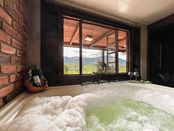 Interior - Cabin in Boyacá with jacuzzi and sauna, near paragliding (Boyacá)