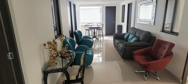 Classic Room | Living area | 32-inch flat-screen TV with cable channels, TV - Funny Moments (Medellín)