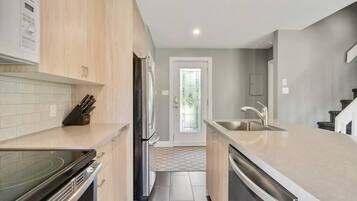 Kjøleskap, mikrobølgeovn, ovn og kokeplater