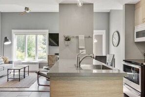 Jääkaappi, mikroaaltouuni, uuni, liesi