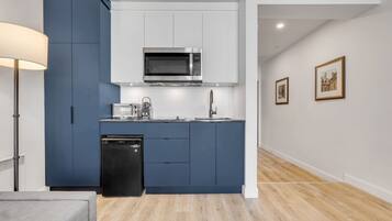 Kühlschrank, Mikrowelle, Wasserkocher mit Kaffee-/Teezubehör