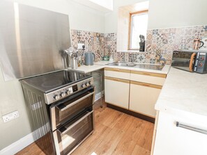 Cottage | Private kitchen | Fridge, electric kettle, toaster, cookware/dishes/utensils