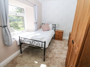 Cottage | 2 bedrooms, individually decorated, individually furnished, free WiFi