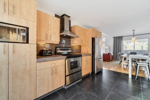 Réfrigérateur, four à micro-ondes, un four, surface de cuisson