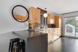 Réfrigérateur, four à micro-ondes, un four, surface de cuisson