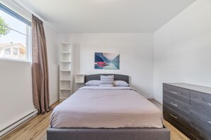 3 bedrooms, iron/ironing board, WiFi, bed sheets