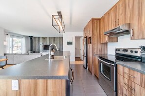Fridge, microwave, oven, stovetop - Initial| Koala | Condo Mont-Sainte-Anne (Beaupré)