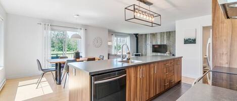 Geladeira, micro-ondas, fogão, cooktop